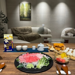 연휴 시작은 참치회 그리고 따끈하게 데운 온사케🩵
#오늘의우리집
#콘수프기록
#연휴 #홈이자카야 #이자카야 #참치회 
#집들이메뉴추천 #사케 #신혼생활 #다이닝테이블 #거실인테리어  #30평대인테리어 #거실인테리어 #식탁 