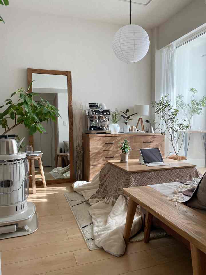 リビングのお気に入りの一角🌿
木製インテリアのカラーはブラウン寄りのナチュラル・ベージュで揃えています。

#ナチュラルインテリア #北欧インテリア #ミラー #姿見 #全身鏡 #間接照明 #ペンダント #リビング照明 #スツール #ローテーブル #リビングテーブル #チェスト #キャビネット 