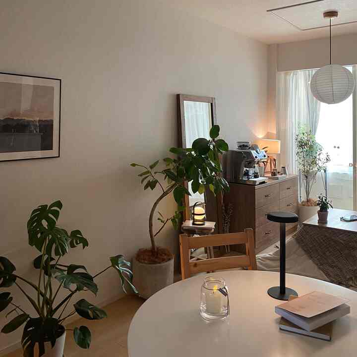 夕方のリビング

#ナチュラルインテリア #北欧インテリア #ミラー #姿見 #全身鏡 #間接照明 #ペンダント #リビング照明 #スツール #ローテーブル #リビングテーブル #チェスト #キャビネット 