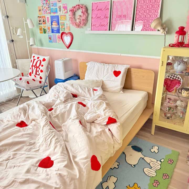 やっぱりこの配置がいろいろと楽で戻しました🤍
ベッドが真ん中だとシーツ変えるのがとにかく楽🛏️
インテリアはバレンタイン仕様です💘

#バレンタイン #バレンタインインテリア #模様替え #ラグ #ラグ・カーペット #スヌーピーラグ #SNOOPY #一人暮らし 