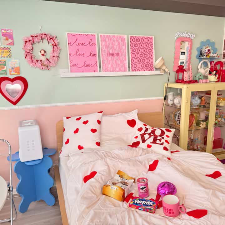 ピンクと赤とハート🩷❤️🤍
バレンタイン仕様可愛いなー🍫

#バレンタイン #バレンタインインテリア #一人暮らし #カラフルインテリア #模様替え 