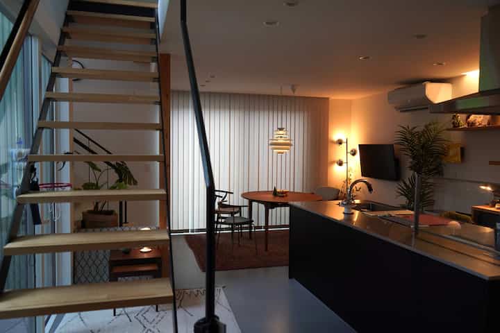 温かみのある木目調と間接照明が融合した北欧のダイニングルームとキッチン