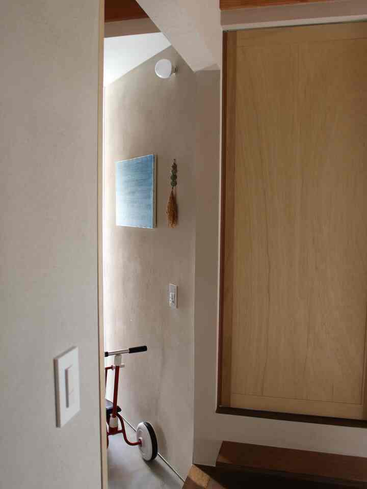 Saya memberikan anak saya sepeda roda tiga MUJI sebagai hadiah ulang tahunnya. Saya memilih sepeda roda tiga yang sesederhana mungkin karena akan diletakkan di pintu masuk hingga anak tidak menggunakannya lagi. Warna merah retro itu kekanak-kanakan dan lucu.

Saya meletakkan kanvas di sebelah hiasan rumput.
Saat ini semuanya berwarna biru muda, tapi saya ingin menambahkan lebih banyak warna sedikit demi sedikit.

#Pintu masuk #玄関飾り #エントランス #内壁 #三輪車 #子供 #造作家具