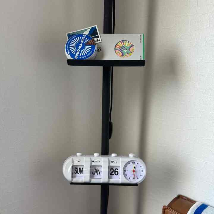 このテンションロッドに飾る物を探すのがここ最近の楽しみ。
(実は受け皿のアクセサリーがもう一つある)

雑貨一つ置くだけで部屋のイメージもガラッと変わるため、
ちょっとした模様替え気分も味わえて良き。

(Ohouse様、ギフトチケットありがとうございます！)

#リビング
#狭い部屋のインテリア 
#FurnitureHunter 
#blue
#drawaline
#mytone
#kagu350
