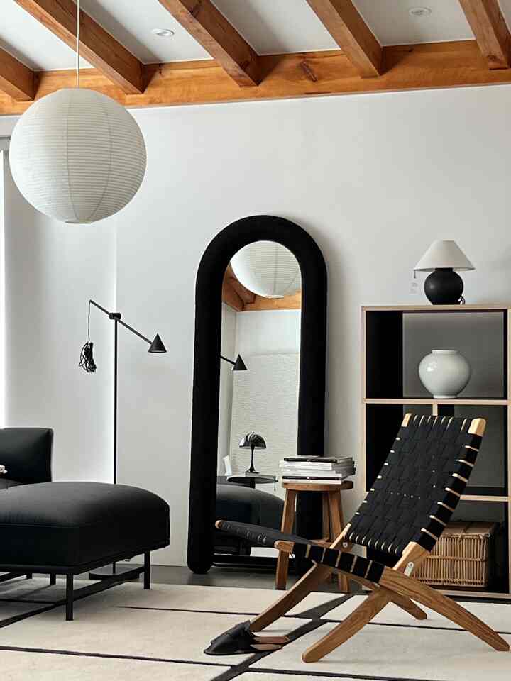 #서까래가있는집 The mirror is so pretty, seriously〰️
I think I took 50 selfies in front of the mirror
But I'm too embarrassed to upload it hehe 👉🏻👈🏻
⠀
Is everyone having a happy holiday🫶🏻
⠀
🏷 The mirror is @best_room_friend / Cream mirror, black
⠀
#Mirror #전신거울 #블랙거울 #부클레거울
#Cream mirror #부클거울 #디자인거울
#Living room interior #거실스타일링 #홈스타일링
#Black interior #우드인테리어 #신혼집인테리어