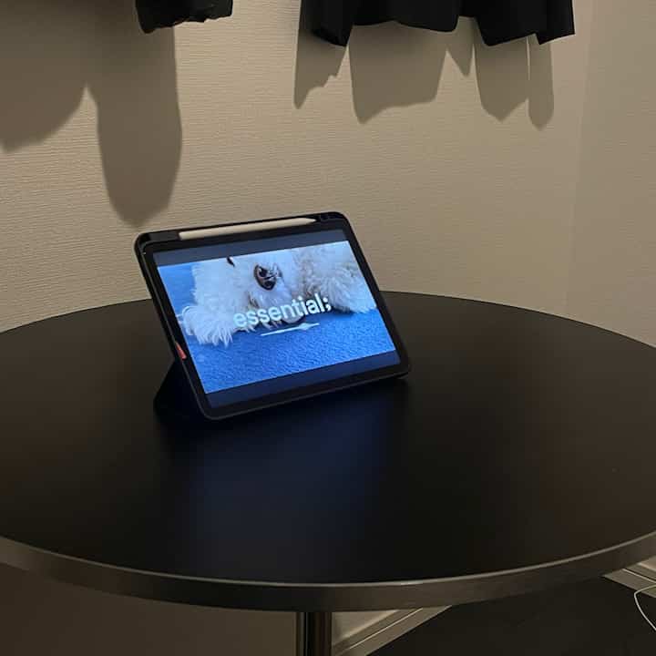 引っ越しをしたばかりで、どんなテーブルにしようか迷いましたが個人的に落ち着く黒にしました！サイドや脚がシルバーというところが気に入りました！ 
#リビングテーブル #テーブル #テーブルインテリア #テーブルおすすめ 