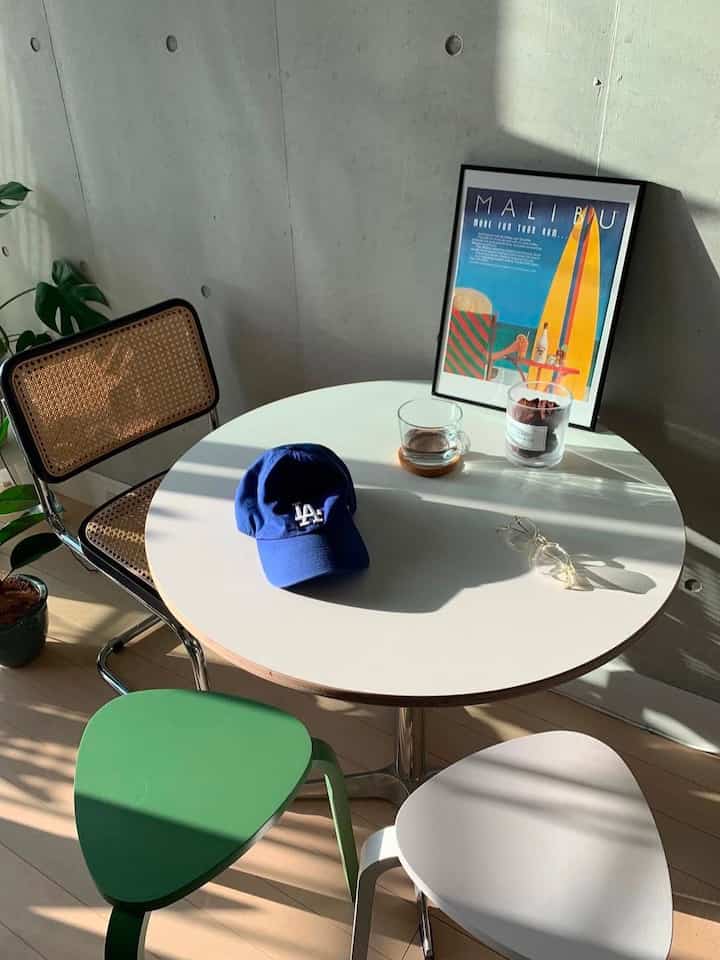 From my previous house to my current house 🏠
A desk that has been passed down

This round desk is perfect for a small space◎

#furnihunter #スタンダードプロダクツ　#2K #2人暮らし　#犬がいる暮らし #ロゼトーゴ　#リーンロゼ　#チェスカチェア　#IKEA #IKEA照明 #IKEA棚 #누비지오 #이불 #차렵이불 #여름이불 #시어서커 #미드센추리 #깊게자요 #여름침구 #침실인테리어 #침대꾸미기 #인테리어 #홈스타일링 #집꾸미기 #집인테리어 #이불추천 #시어서커이불 #여름이불추천