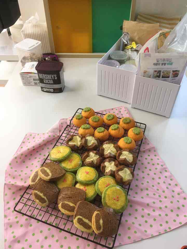 #連休

お正月記念クッキー作りました₊˚⊹ᰔ
岬（しかし、今はみかんのようです。）シイタケカボチャ前LAカルビ
ピンクのエンドウ豆の保湿器に包まれて
プレゼントドリル準備完了♡̷̷̷‧˚₊ ☁️*﹆🧸。 ˚🥯ꕀ


＃ベーキング＃ベーキングツール＃クッキー＃クッキーを作る＃ホームカフェ 
#デザート #デザート作り #cook #baking #daily 