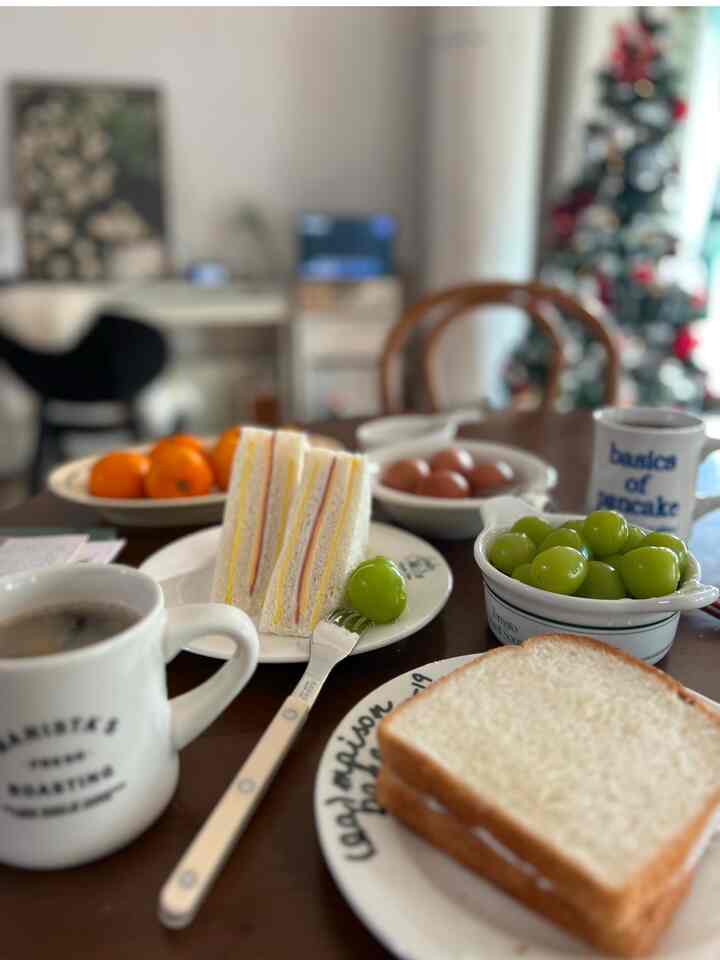 #오홈스토랑

Tangerines and boiled eggs Shine Muscat
And the kids had sandwiches
Mom and Dad had bagels and salad

#ftc10th story #ftc10기 #콘수프기록 #콘수프
#record challenge #맞팔해요 #맞팔환영 #맞팔선팔 
#on the table #온더플레이트 #아침메뉴 #아침식사