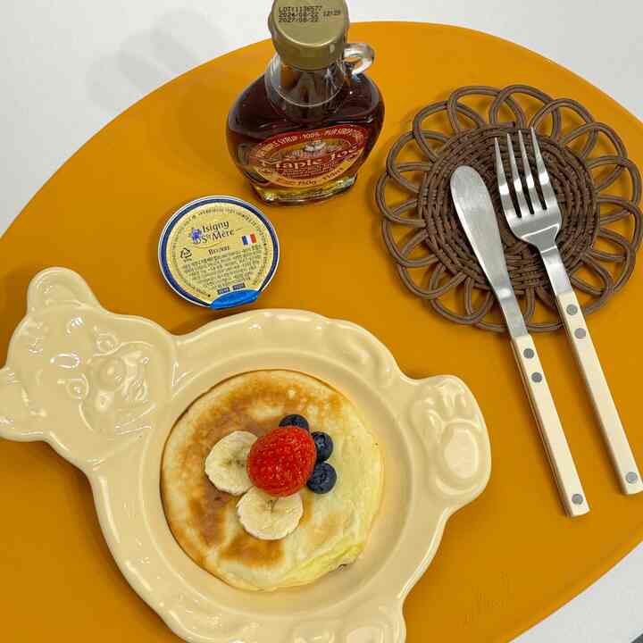 寝て寝ている連休
子供と一緒に作ったホットケーキの上に直接別のイチゴを上げて特別さを加えました🥞
柔らかいホットケーキにフルーツを載せて、少しだけ幸せな時間を過ごしました。
こんなゆったりとした時間がくれる喜びがとても大きいと思います💛

＃連休に何をする＃オンザテーブル＃オンザプレート＃クマのボウル＃ボーゲンカトリー 
＃メープルジョー＃イズニーバター＃onthetable