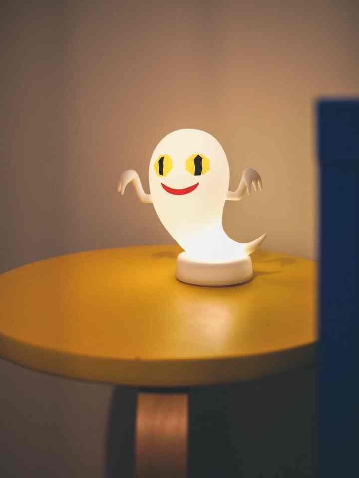 ねないこ だれだ👻

我が家の息子が大好きなおばけ
おばけのことは怖いけど、それでも気になる存在なのがおばけ。

このテーブルランプはサプライズでクリスマスプレゼントに渡したもの。
見つけた時はとっても嬉しそうにランプをつけたり消したりしていました！

ちなみに、下の黄色いスツールはIKEAのスツールをDIYして座面を黄色く塗ったもの🌝

#テーブルランプ #ねないこだれだ #スツール 

