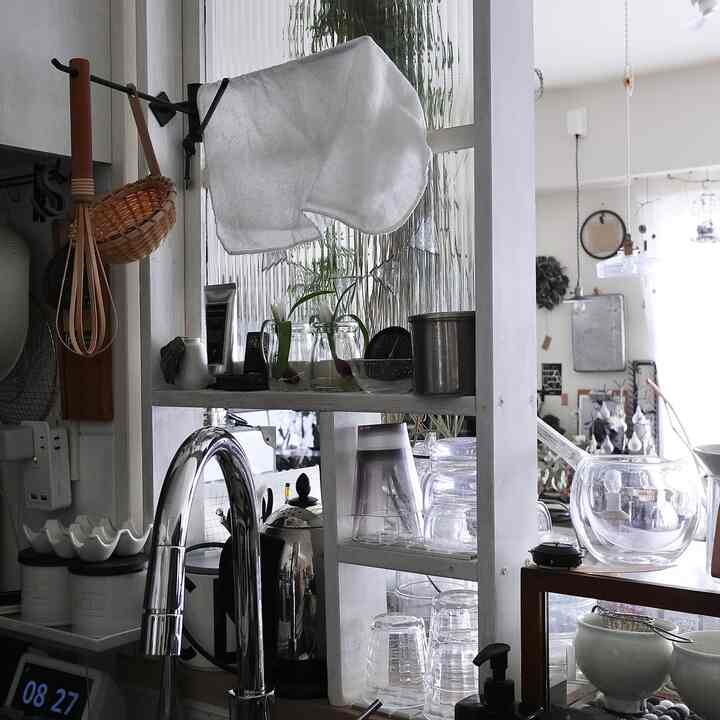 球根水栽培のチューリップが仲間入り⚘
咲きますように…

#水耕栽培
#球根水栽培 
#チューリップ
#花のある暮らし 
#道の駅めぐり 
#旅の思い出
#キッチン
#kitchen
#台所
#日々の暮らし
#暮らしを楽しむ 
#暮らしの記録 
#すきなものに囲まれて暮らしたい 
#好きなものに囲まれた暮らし 
#湿度計 
#ミックスインテリア
#アンティークのある暮らし
#古いものがある暮らし 
#古道具のある暮らし 
#窓枠diy 
#万年カレンダー
#回転式カレンダー 
#海外インテリアに憧れる
#インテリア好き 
#暮らしの道具 
#モノトーン雑貨
#マンション暮らし 
#マンションインテリア
#eosm100