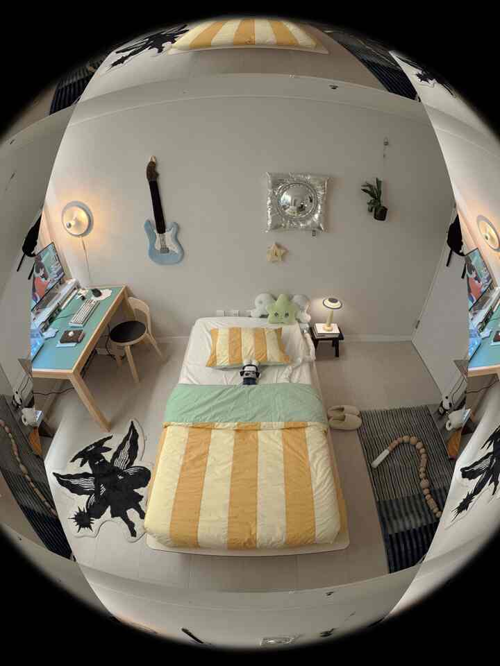 ミントと黄色の色調が調和したワンルーム寝室、デスクとベッドが配置された雰囲気のある空間