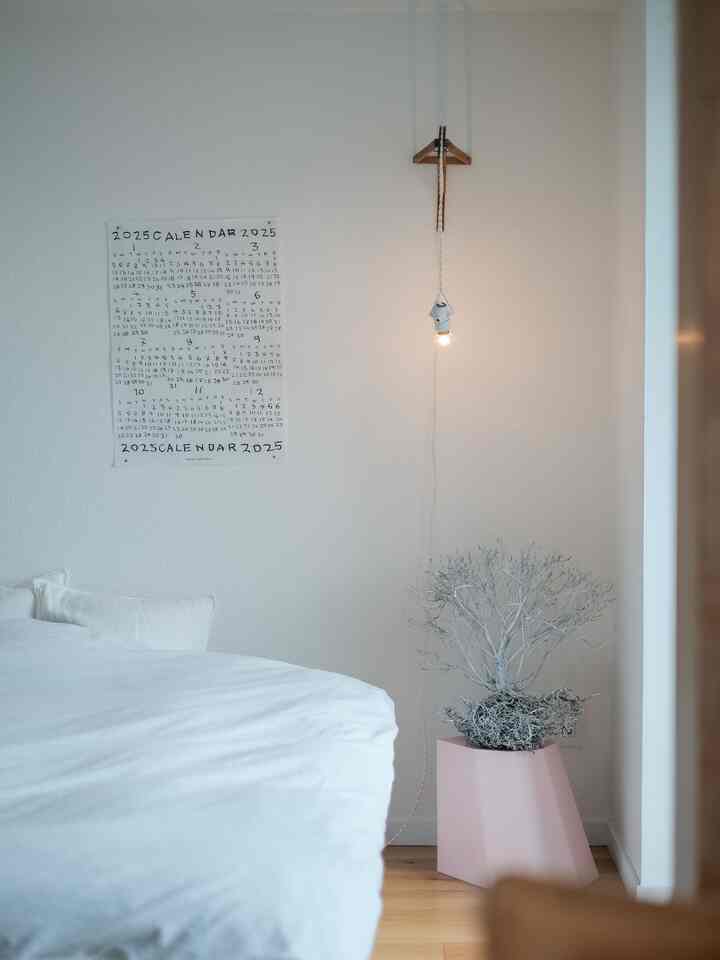 実家で枯れていたサツキを白に染めてオブジェとして飾っています。

#ベッドルーム #アーノルドスツール