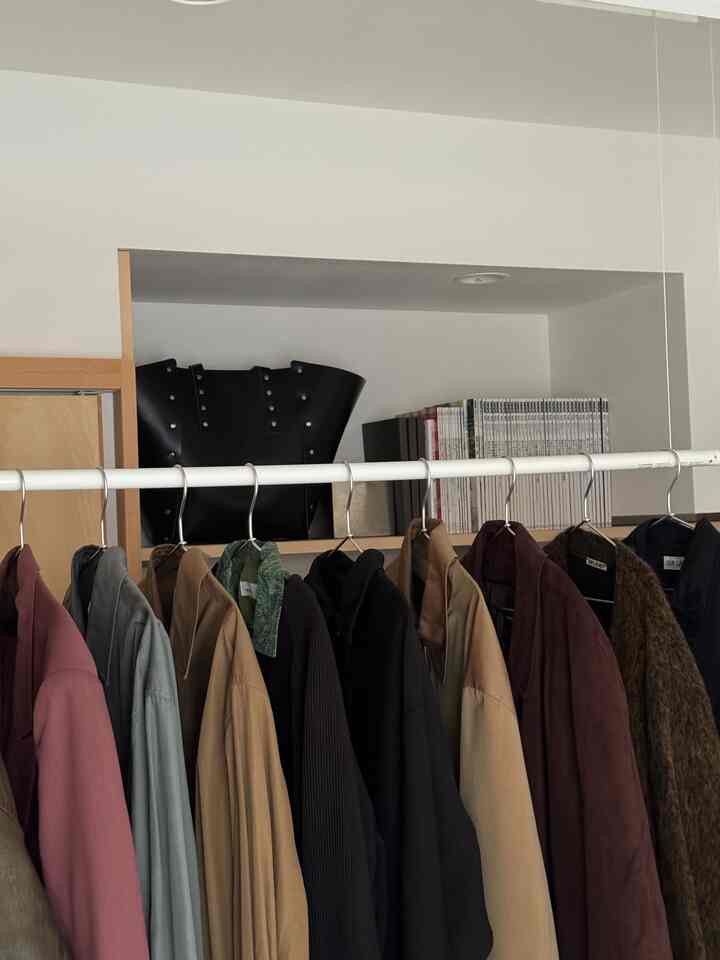 洋服の整理👔🧹

部屋やインテリアの雰囲気とおなじで
奇抜な色、デザインよりは落ち着いた色味の服が好みです。

手入れはやりだすと止まらないのですが
やるまでが億劫です。。。

#インテリア #一人暮らし #ルームツアー #1LDK
#洋服 #ファッション