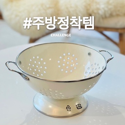 ➕ N회차 구매 주방 정착템은?
🏷️ 이케아 예마크 콜랜더
겹쳐 보관할 수 없는 디자인이라 공간을 많이 차지하지 않을까 걱정했는데, 전혀 문제 없었어요. 바닥에 닿지 않아 위생적이고, 깔끔한 디자인 덕분에 꺼내 두기만 해도 보기 좋으며 과일을 보관하면 인테리어 효과는 덤~ 쓸모가 많아요!!
🏷️ 푸켈락스 프라이팬
감각적인 디자인과 평평한 바닥이 마음에 들었던 웍으로 논스틱 코팅 덕분에 음식이 눌어붙지 않아 세척도 정말 편리해요. 이번에 다양한 컬러와 사이즈로 출시된 걸 보고 작은 사이즈를 하나 더 구매했어요. 양이 적은 요리를 할 때 딱이고, 정말 만족도가 높아요!
🏷️ 모던하우스 와이드핏 고무장갑
한국에서 만든 고품질 제품으로, 연그레이와 올리브를 섞은 듯한 컬러가 매력적입니다. 와이드한 입구 덕분에 착용과 탈착이 편리하고, 사용 후 손에 냄새가 남지 않아 만족스러운 제품이에요. 세일 할 때마다 쟁여두고 있어요.
🏷️ 이케아 레코컵 세트
정수기 컵으로 딱 좋아 5번이나 재구매한 제품이에요. 가끔 설거지하다 깨질 때도 있지만, 만족도가 높아 늘 여유분을 챙겨두고 있습니다.
🏷️ 다이소 토끼모양 주걱
프랑프랑을 벤치마킹한 너무 귀여운 주걱에용~ 모양만 비슷한게 아니라 퀄리티도 좋아서 진짜 강추하는 제품이에요. 밥알도 잘 달라붙지 않으며 세워둘 수 있어 너무 편리하고 청결하게 관리할 수 있어요. 지인들에게 깜짝 선물로 하기에도 너무 좋은 제품이에요!
🏷️ 이케아 탁하이 프라이팬
논스틱 코팅으로 똥손도 계란 후라이 예쁘게 잘 만들수 있답니다. 모든 열원 사용 가능하고 손이 자주가는 사이즈로 가볍고 좋아요. 가격도 착해서 코팅이 벗겨지면 바로 새것으로 바꿔가며 꾸준히 사용하고 있어요.
#주방정착템 #콘수프기록  #이케아프라이팬 #레코컵 #정수기컵 #물컵추천 #밥주걱 #프랑프랑 #다이소추천템 #고무장갑 #예쁜고무장갑 #콜랜더 