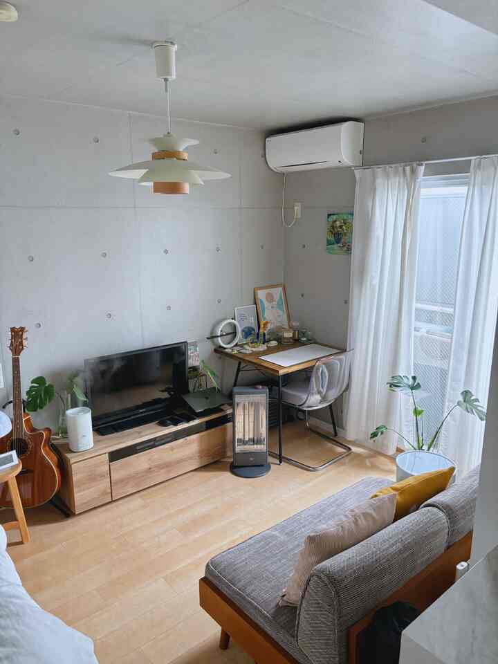 20㎡の小さなお部屋ですが、
リビングを広く見せるためにソファとテレビボードの間に
あえてローテーブルを置いていません。

生活の動線もすっきりでこの配置が正解だと思った。

#ナチュラルインテリア #一人暮らし部屋 #モダンヴィンテージ #モダンナチュラル #リビングインテリア #グレーインテリア #2人掛けソファ #ヒーター #透明椅子 
