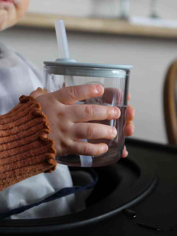 KINTOのストローカップは１歳になった息子の手にジャストフィットします。

シンプルな作りで見た目も良く、さらに洗いやすいのでとても気に入ってます。

サイベックスのレモチェアは重さがあるので動き回る息子を支えてくれる頼もしいベビーグッズのひとつです。スナックトレイも簡単に取り外しができて洗えるので衛生的にも◎

#ベビー #ベビー用品 #ベビーチェア #赤ちゃん #赤ちゃん机 #赤ちゃんの小物 #カップ