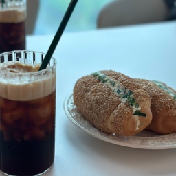 청주에서 가지고 온 쪽파 크림치즈소금빵🥯
주말이나 공휴일이면 아기는 밥 먹이고
우리는 빵에 커피
이상하게 회사 안가는 날은 빵이 당긴다🙂‍↔️
내일은 구정이니까 떡국 먹고 한살 더 먹어야지..😭
#맞팔 #선팔 #맞팔해요 #거실 #거실정리 #주방식탁 #세라믹식탁 #육아일상 #아이사는집 #감성육아 #거실 #망고졔욱 #아아 #쪽파크림치즈소금빵 #휴일 #휴일일상 #휴일아침 #주말 #주말일상 #주말아침 #청주 #2025년