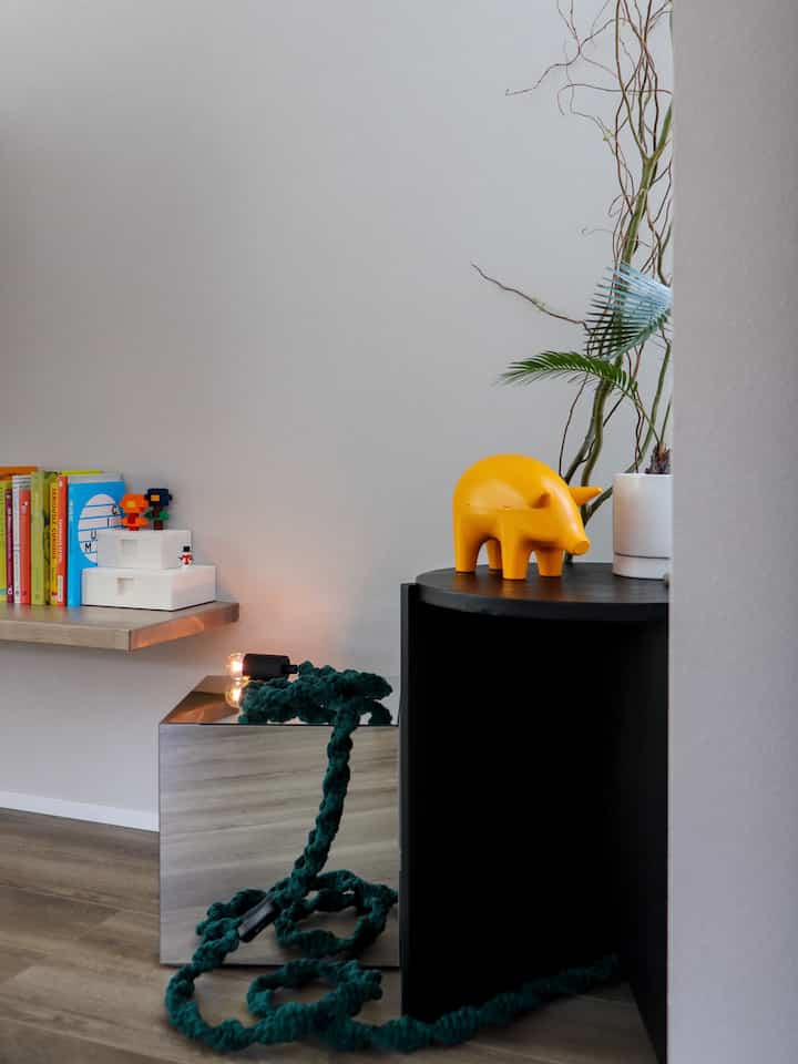 ブタの貯金箱がアクセントになって可愛い空間
自作のライトも馴染んでいるので成功です
#ikeahack #handmade