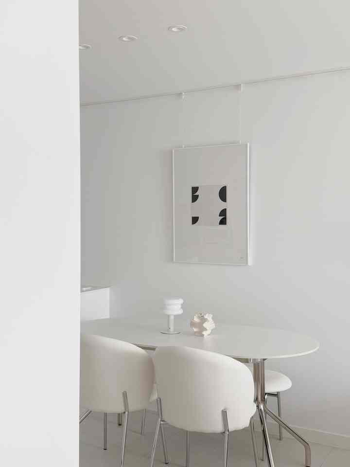 #오늘의우리집

キッチンの壁面の空スペースがいつも残念でしたが、トゥヌポスターと額縁のおかげでキッチンが素敵なギャラリーに変身しましたよ🖤

私が選んだポスターはルクレシア・カロ作家の自然natureポスターですが、ラインとコットンが魅力的な作品です 🖼️

普段モダンさとシンプルなムードが好きな私の家とよく似合って満足ですよ✨

トゥヌではポスター以外にもクッション、発マット、ファブリックポスター、極細毛布など多様で綺麗な製品が多いので見てみましょう◡̈

🏷️ ルクレシア カロライター - 自然 nature ポスター  #뚜누포스터 #뚜누포스터액자 #뚜누액자 #액자추천 #액자프레임 #화이트포스터 #포스터인테리어 #포스터추천 #주방인테리어 #화이트주방 #화이트주방 #화이트홈카페 #홈카페 #홈카페존꾸미기 #홈카페존 #맞팔 #맞팔환영 #맞팔해요 #맞팔선팔 #맞팔소통 #맞팔해용 #뚜누액자 #뚜누발매트 #6인테이블 #6인용식탁 #4인식탁세트 #화이트식탁