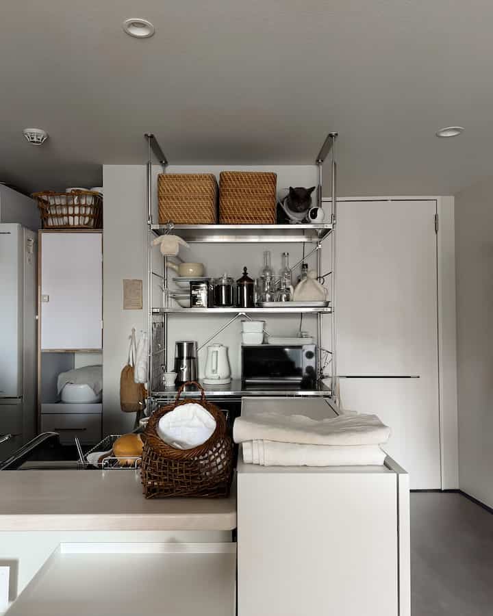 Dimana Bibinya? 🐈‍⬛
Apa yang sedang kamu lakukan? 🐈‍⬛

#Rumah dengan kucing #猫とインテリア #猫好き
#Interior untuk tinggal bersama kucing #キッチン #賃貸キッチン
#jepang #kitchen #japandi #antique #vintage
#dalaman antik