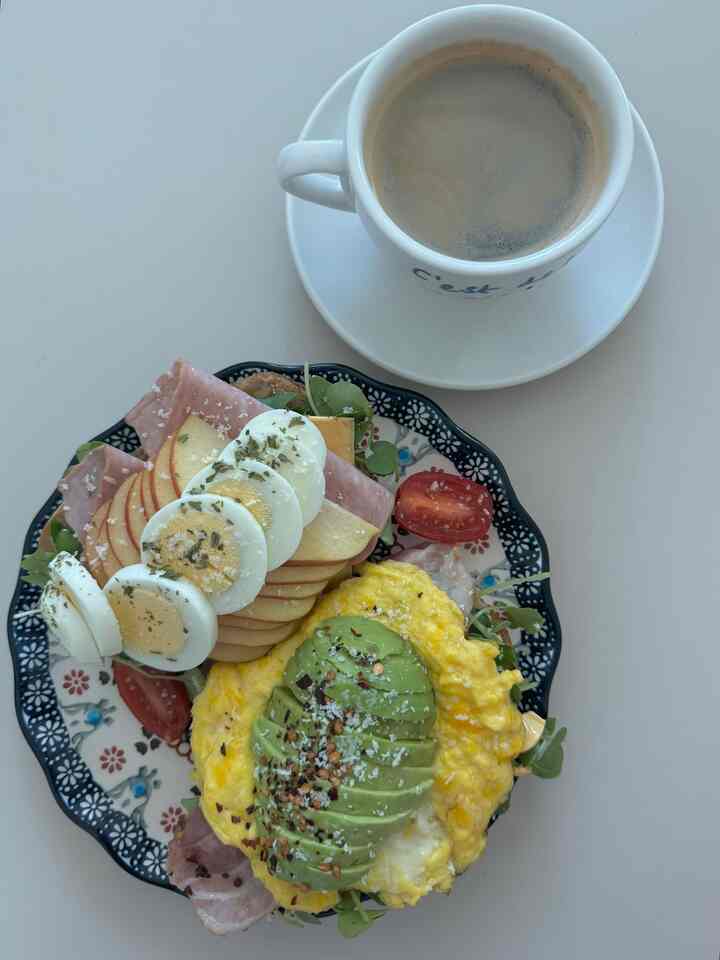 ご飯の面倒な日にはオープンサンドイッチとコーヒー1杯☕️
そして後食では甘いイチゴ🍓
市場で買った金実のイチゴですが、とても甘くておいしいです。
明日は連休の最後の日です。 
私は今週のプールで休んでいます、まだリラックスします。


＃オーホームストア＃コンスープ記録＃朝メニュー＃ブランチメニュー＃ブランチ皿＃おがくず記録チャット＃ホームブランチ＃きれいなボウル＃ブランチ＃おすすめのテム＃オープンサンドイッチ＃アップルサンドイッチ 