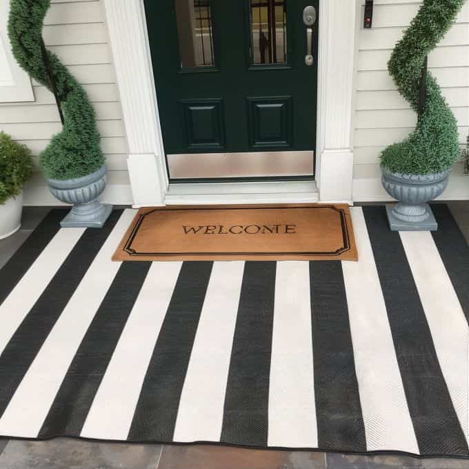 Welcoming guests with this stylish stripe rug! The perfect touch for a warm entrance. ✨🖤🤍 #HomeSweetHome #WelcomeVibes