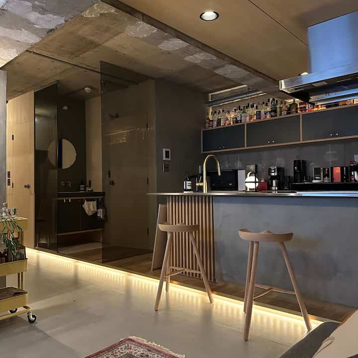 少しご無沙汰になってしまいました。
最近のキッチン周り。特に大きな変化はありませんが、そろそろボトルが置き切れずにお気に入りをワゴンに入れていつでも飲みやすいようにカスタムされました🍶
酒が飲める家最高です！

#ウィスキーのある生活
#マンションリノベーション
#照明計画