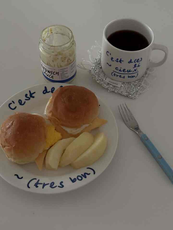 #연휴에뭐하집
Setelah makan banyak makanan liburan, pagi terakhir liburan
Saya makan sandwich roti pagi ala Amerika🤭

Saya membeli roti gandum di Curly dan ya ampun!!
Ini pertama kalinya saya menyantap roti pagi yang begitu lembut dan lembap.
Anak saya yang pemilih tidak memasukkan apa pun ke dalamnya.
Saya baru saja makan dua diantaranya...
(Mahal sih, tapi nanti aku beli lagi ya nak😂)

#Brunch #홈브런치 #모닝빵 #모닝빵샌드위치 #온더테이블 #세임디 #사브르 #홈카페 #홈카페테이블 #오늘장면한컷 #오늘의우리집 #맞팔