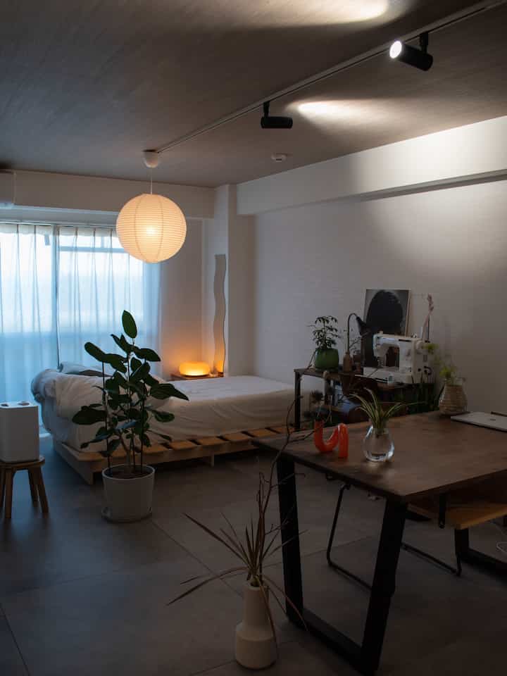 もう一つくらい照明ほしいかも🟠
　　
#1R #ワンルーム #一人暮らし #ひとり暮らし #賃貸 #和モダン #ジャパンディ #観葉植物 #花 #花瓶 #フラワーベース #照明 #ライト #HAY #IKEA #KANADEMONO #ACTUS #無印良品 #京都暮らし