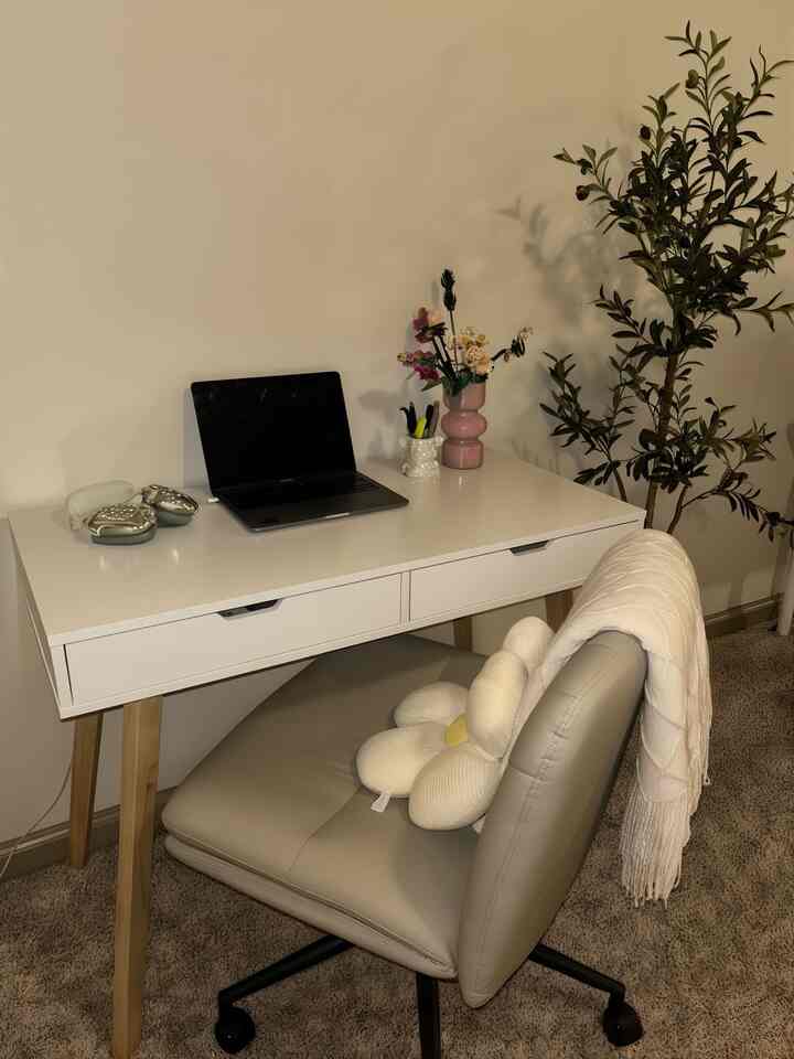 Keeping it fresh and functional with my white home office desk! The perfect workspace for creativity and productivity. ✨🖥️ #HomeOfficeGoals #DeskInspo
