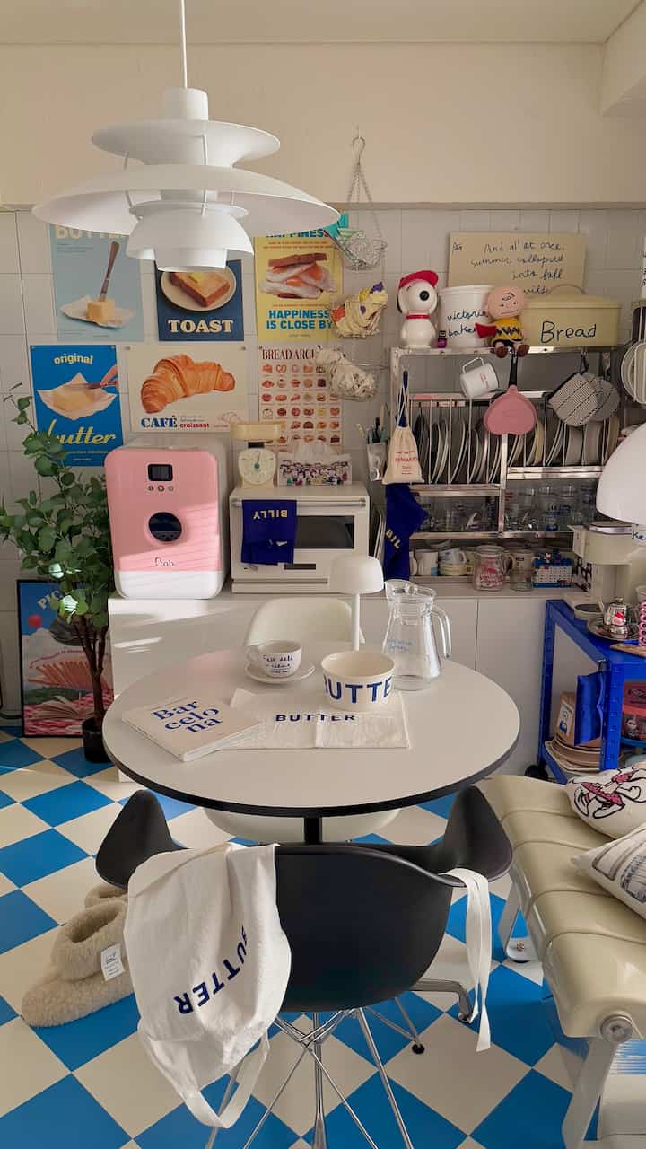 まだはしっこの見えてないところは完成して
ないけど...ダイニングキッチンの床をdiy🔨
ずっとやってみたかった水色×白🩵🤍
壁紙屋本舗のクッションフロアシールタイプ。
クッションフロアだから家具置くと跡がついて
しまうのは嫌なんだけどシールの粘着が弱めだから
もともとはってたフロアタイルの上に貼れて
楽ちんだったし貼り直しも簡単に出来ちゃう。
カットも簡単だし飽きたら簡単に剥がせるのも
いい🙆‍♀️何より気軽に雰囲気を変えられて
良い気分転換になった🥣


#dining #diy #ルームツアー #ダイニング #ダイニングキッチン #キッチン #床 #ダイニングインテリア #キッチンインテリア #マイルーム #マイルームインテリア #韓国インテリア #マンションインテリア #키친 #주방 #룸투어 #키친인테리어 #주방인테리어 #타일인테리어 #식탁인테리어 #아파트인테리어 