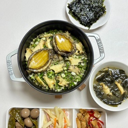 #콘수프기록 #오홈스토랑
전복솥밥과 전복미역국으로 전복파티😋
#요리 #레시피 #전복 #전복요리 #전복솥밥 #전복미역국 #플레이팅 #식탁 #식탁인테리어 #주방 #주방인테리어 #일상기록 #신혼부부일상 #신혼부부식탁