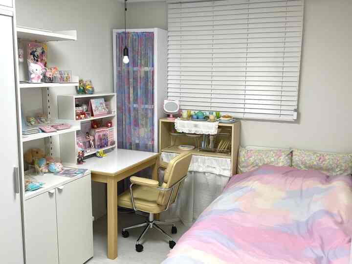 パステルカラーの子供部屋、かわいらしいおもちゃ収納と勉強机が調和した居心地の良い寝室