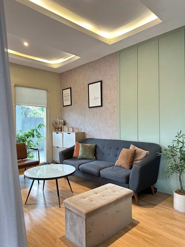 Hi Semua,

Top 5 best buy dirumah kami adalah 

1.  bangku ottoman yang ada di livingroom, selain fungsi nya sebagai bangku namun fungsi lainnya adalah sebagai storage.

2. drawer yang minimalis menempel di dinding kamar, multifungsu selalin storage jg sbg meja kerja

3. lampu tidur minimalis yang tidak memakan space sangat membantu untuk area yg terbatas

4. kursi makan dengan harga yang affordable tp kualitas nya sangat baik, kaki nya menggunakan besi.

5. Runner taplak meja di meja makan membuat vibesnya menjadi minimalis 

Semoga menginspirasi yaaa, karena ke 5 barang2 ini selain ada yg multifungsi juga memiliki harga yg affordable tp kualitasnya baik 💙 
#spcflooring #spc #catantibacterial #wallpaper #wallbatten #hmr #top5bestbuy #rekomendasiproduk #ambassadorpick