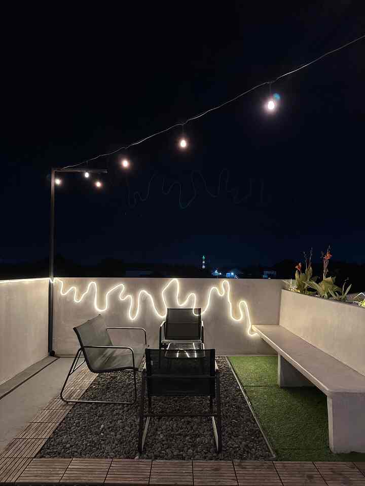 Hi Semua

Perjalanan bertemu dengan rumah ini tdk lah mudah, karena kami membeli rumah second dengan keadaan yang banyak divider / pemisah antar ruang nya, sdgkan yang kami inginkan adalah memiliki hunian yg open space.

Sehingga saat membeli rumah ini, kami langsung memutuskan merenovasi sesuai keinginan agar rumah ini tampak spacious juga. 

Dan slide adalah tempat favorite kami dan para tamu yg berkunjung, rooftop mini kami yang berada di lantai 3 yang buat saat kami renovasi rumah.

#deckingkayu #rumputsintetis #bangkutaman #lampugantung #lampufilamen #lampuledstrip #bangkuoutdoor #minihousetour #ceritarumahku #minihousetour 