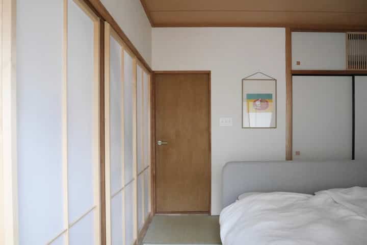 Kamar tidur

Kamar tidur pagi
Layar shoji membiarkan sinar matahari pagi masuk dengan lembut.

#Kamar tidur utama　#寝室　#bedroom #和室　#リノベーション　#コアラマットレス