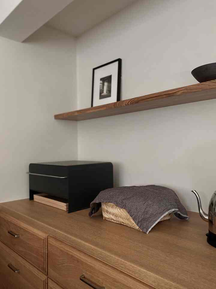 My family isn't good at organizing, so we have storage everywhere.

In the kitchen, we have a breadbox and a bamboo basket. At first, I thought I'd use the basket to display fruit, but it didn't work out the way I wanted, and there's a mix of sweets, bread, and other things in there, so it's not really a good place to show them off 😅

In the end, I hung a tea towel over them to hide them. Karin's towel has a nice feel to it, so it turned out pretty well lol

#Kitchen #キッチン収納 #民芸