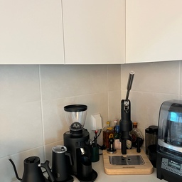 우리집 홈카페☕️
✔️에스프레소 머신 superkop
수동 에스프레소 머신으로 전기가 필요없음. 벽에도 설치할 수 있는 제품으로 공간의 제약이 없음. 그리고 청소도 간편. 수동이라 힘이 많이 필요할 줄 알았는데 생각보다 힘안듬.
✔️그라인더 malkonic x54
가정용 그라인더로 에스프레소 뿐만 아니라 드립까지 분쇄도를 조절할 수 있고 기술력 좋은 고오급 그라인더임.
커피머신보다 그라인더를 업그레이드하는 것이 커피맛이 더 좋음.
✔️우유거품기 nanofoamer pro gen2
사용해본 우유거품기 중에 가장 고급스러운 퀄리티를 만듬. 특별한 스킬이 없어도 카페 퀄리티 수준의 우유거품을 즐길 수 있음. 라떼아트도 가능.
우유스팀기를 사용하면 물이 들어가는데 이건 물이 들어가지 않아 우유자체의 고소함과 진함을 느낄 수 있음.
✔️드립포트 fellow stagg ekg
오래전부터 써오던 거라 정확한 모델명은 모르겠지만 현재는 많이 업그레이드 된 버전을 판매중. 온도조절 가능하고 핸드드립용 포트로 스파우트가 알맞게 디자인이 되어 있음. 
#수동에스프레소머신 #에스프레소머신 #홈카페 #홈카페인테리어 #홈카페존 #홈카페용품 #말코닉 #가정용그라인더 #나노포머 #우유거품기 #핸드드립 #핸드드립주전자 #펠로우 