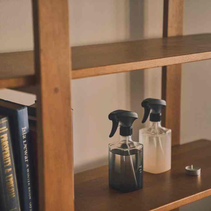 環境に優しいクリーナーボトルを使ってみました！ このボトル、プラスチックじゃないということを知ってびっくりしてしまいました。 脱プラスチックを掲げていて、ガラスボトルなので永久に使えるんです！ 私はお部屋の雰囲気に合わせるために消炭色と生成色を購入してみました！ 

#サステナブルな暮らし
#ガラスボトル
 #プラスチックフリー
 #環境に優しい生活
#脱プラスチック
#社会人
#掃除グッズ
#ナチュラル
#天然由来
