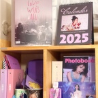 #오늘의우리집

💚2025 아이유 시즌그리팅 방꾸미기💜
덕질을 하다 보면 매해 연말이 항상 기대되는데요 :)
어떤 예쁜 시그가 나올지 궁금해서인 것 같아요 ㅎㅎ
이번 2025 아이유 시그 정말 마음에 들더라구요.
레트로와 빈티지를 적절히 섞은 감다살 디자인 😉
게다가 컨셉 필름은 꽃갈피 때 분위기를 닮아 구매욕이 더 상승했었답니다! 본격 입덕이 꽃갈피 때였거든요.
사랑스런 포스터에 캘린더, 귀여운 키캡 키링, 푸른 뱀의 해를 기념하여 만든 피규어 달력, 다이어리 등 요모조모 구성이 좋았어요. 다꾸러가 아니라서 다이어리는 조금 방치되겠지만 다른 아이템은 소품으로 잘 활용하고 있네용 ☺️ 

#ftc8기이야기 #콘수프기록 #아이유 #인테리어소품 #캘린더 #달력 #포스터 #포스터인테리어 #맞팔 #방꾸미기 #집꾸미기 #벽꾸미기 #에어컨커버 #덕질 #덕후 #스티커 #우드인테리어 #화이트인테리어 #원목 #원목책장 #우드책장 #키링 #고리 #탁상달력 #서재 #덕질존 #맥시멀리스트 #수집 