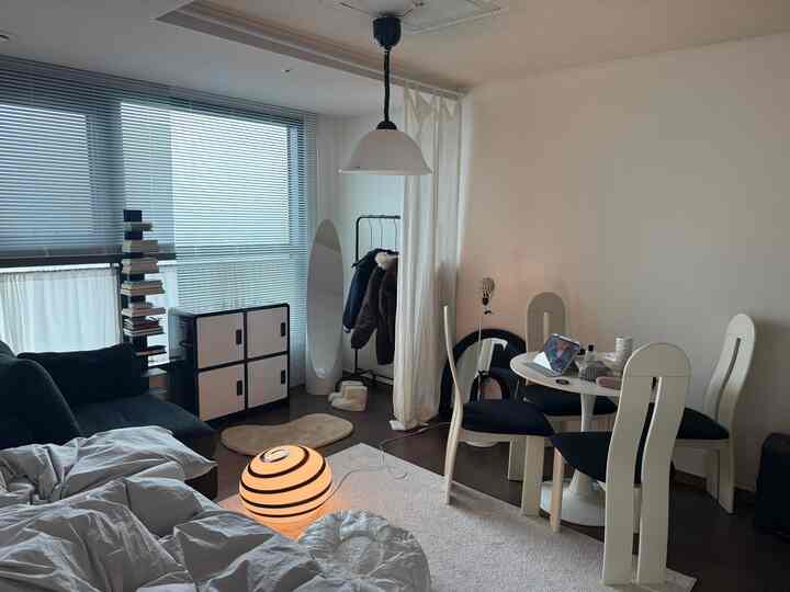 ホワイトとブラックのトーンが特徴の小さなリビング・ダイニング空間、ヴィンテージ感あふれるシンプルで居心地の良いインテリア