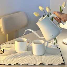 #연휴에뭐하집 #티타임 
연휴엔 집에서 티타임 가지기🍵
제가 가끔 불면증이 있어서 엄마가 선물해주신
정혈차를 마시기 시작했는데 잠이 솔솔 잘 오는거에요!
몸도 따뜻해지는것 같아서 그 이후로 자기전에는
신랑이랑 따뜻한 차를 마시고 있어요♥️
마시던 차가 거의다 떨어져서 이번에는 컬리에서
유기농 루이보스 구매해봤는데 고소하고 향도 좋아서
무난하게 마시기 괜찮더라구요,,,!!
가루 떨어짐도 덜해서 만족👍🏻
이번주말까지 다들 알찬 휴일 보내시고
오늘 굿밤되시길 바래용🌙
#오늘의우리집 #콘수프기록 #오늘뭐하집 #휴일 #맞팔
#저녁일상 #신혼집 #집꾸미기 #홈스토랑 #홈카페