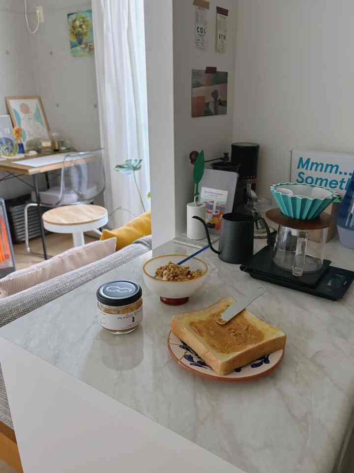 大理石の上に食べ物を置くとおしゃれに見える。

#モダンインテリア #モダンナチュラル #カトラリー #食器 #大理石のインテリア #コーヒー道具 #ドリップコーヒー #ブルーインテリア #北欧スタイル #一人暮らし部屋 