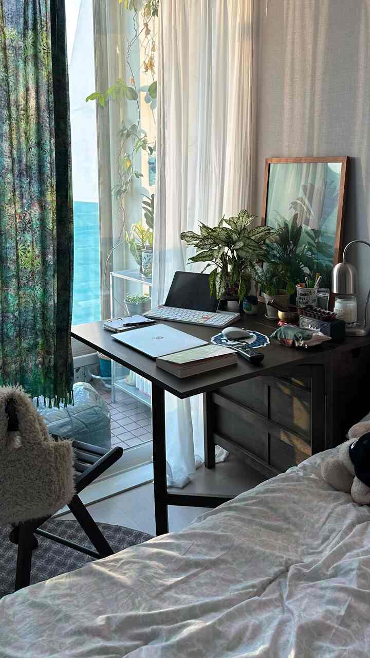 今回の連休は田舎に降りずに🚗🚙家で静かに過ごしましたよ💭雪が来るなんて残念ですが🌨️それでも体は楽に休んでいますね

＃今日の私たちの家＃イケアおすすめのテム＃今日のシーンカット＃デスクテリア人＃ワンルームインテリア＃ワンルームインテリア＃7平原ルーム＃テラスワンルームガーデン #デコタイル #homedecor #plantdecor
#plantlover #houseplants #cozyhome #cozyvibes #roominspiration #homesweethome