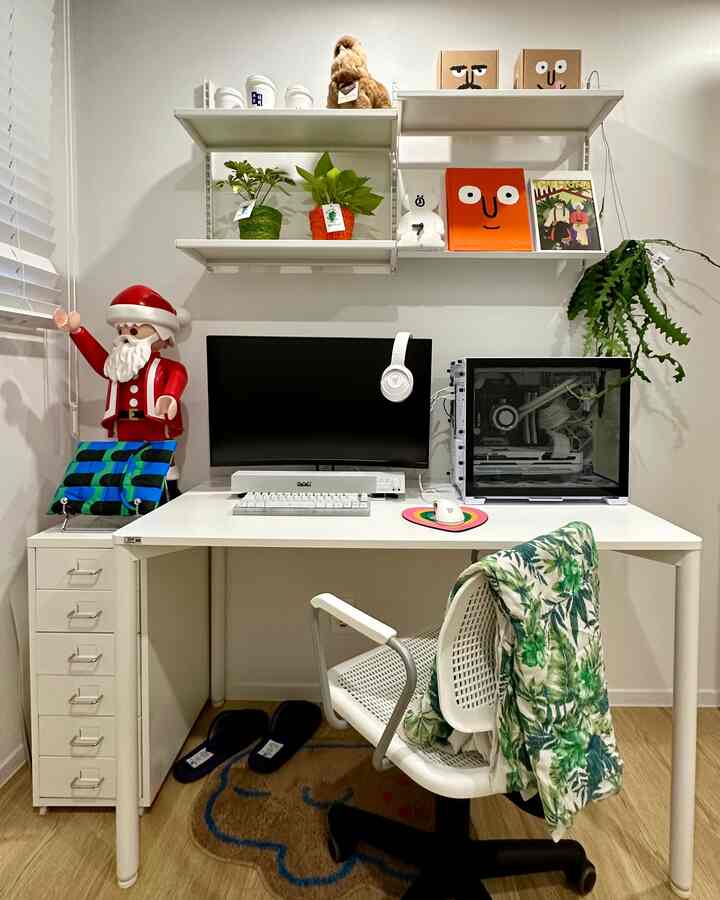 ＃イケアで飾られた家＃コンスープ記録＃コンスープ

私たちの家に唯一一つある＃IKEA製品！
まさに #HELMER 6段 #引き出し場です

IKASE圏ではなくてうまくいかないこともあり、
家具はすべて作り付けで作られて入居しています。
別に購入する家具がたくさんありませんでした。
だからか、引き出しは唯一の＃IKEA製品ですね😅

手頃な価格で購入し、南汗が汗で組み立てた。
私は引き出しのデザインを超えてシンプルですっきりしています。
6段になって文房具のように細かいグッズ
入れておくのもピッタリですよ！

私ははがきや、ステッカー類のように赤ちゃんのものを集めました › ̫‹
ヨイは＃デスクテリアの必須アイテムだと思います💙

#デスクテリア族 #デスク小物 #コンピュータデスク
＃コンピュータルーム＃コンピュータチェア＃コンピュータ＃組み立てコンピュータ
#レアロー #rareraw #書籍 #作業室