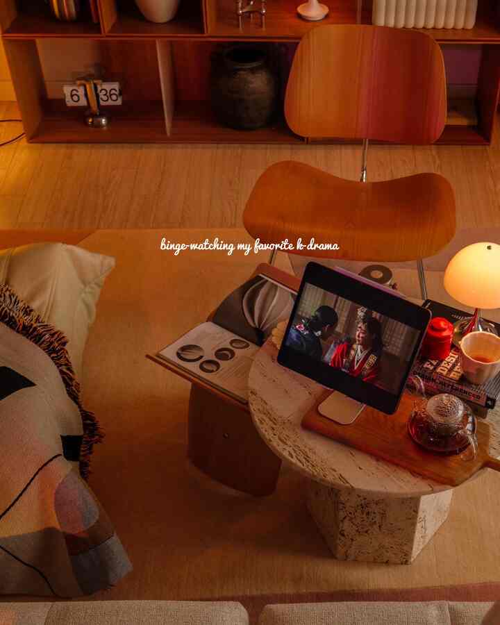 
新年からはもっとミニマルに生きてみようと誓った。
一生懸命にニンジンに上げるものをまとめているところ…

突然インスタグリッドが縦型に変わるから
何か寂しく見えるものありますよね！ ㅎㅎ
まあ..ミニマリストになるのは思ったより簡単ではないようです。

🏷️ sofa @jacksonchameleon
🏷️ lounge chair @ligneroset @hermanmiller
🏷️ stools @hermanmiller @kartell_official
🏷️ lamps @louispoulsen
🏷️ blanket @slowdownstudio
🏷️ cushions @nordicnest.kr
🏷️ mobile @kojestudio
🏷️ポスター@drool_art

-
#midcenturyhome #monsterathaiconstellation #dropl #louispoulsen #ligneroset #lignerosettogo #lcm #nelsontable #sunsetlamps #noguchimuseum #isamunoguchi #morningdiaries #slowmorning #calmvibes #cosyhome #거실