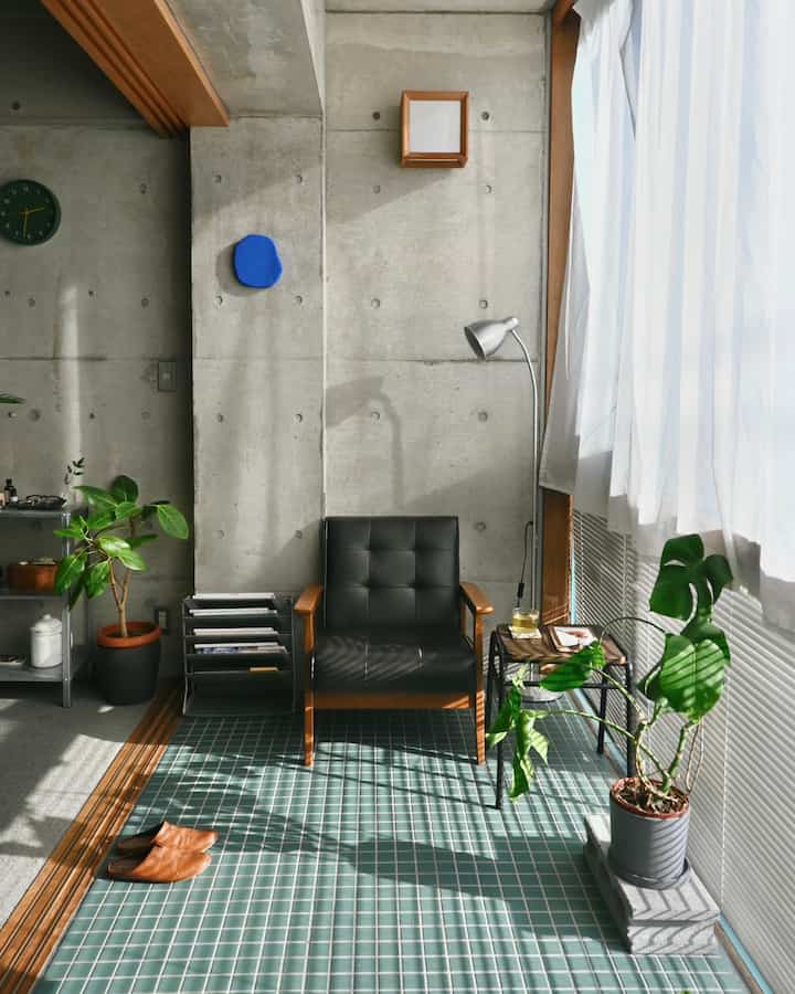 気温の低い日でも、晴れるとポカポカで気持ち良い我が家のサンルーム🛋️🪴

先日、Ohouse様よりルームツアー記事を公開していただきました🙏
頑張って沢山書かせていただいたので、ぜひ覗いてみて貰えたら嬉しいです…！👀✨

#部屋紹介 #インテリア #インテリア雑貨 #インテリア照明 #照明 #ソファー #スタンドライト #間接照明 #雑誌 #雑誌収納 #ラック #タイル #床タイル #IKEA #IKEA照明 #IKEA家具 #観葉植物 #植木鉢 #コンクリート #コンクリート打ちっぱなし 