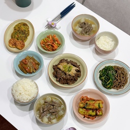 저~번에 소고기뭇국 레시피 올릴 때
이해가 안 된다고 하시는 분들이 계셔서
잘 따라하실 수 있게 영상 만들어 왔어유ㅎㅎ
✨영상은 이 전 피드에 업로드 해두었으니 꼭 보기✨
물론 그냥 취향대로 고기 썰어서 넣어도 되는데
국물류는 고기 결대로 찢어서 만드는게 더 맛있거든요!
자, 근데 또 고기를 하나씩 찢으려면 얼마나 귀찮아요ㅎ
그래서 전 이렇게 꼼수 쓰면서 쉽고 빠르게 만들어요👀👍🏻
이런 꼼수 하나만 잘 습득해놓으시면
응용은 물론 요리하는 시간도 확~ 줄어드실거예요!
소고기뭇국 꿀팁, 활용방법 등 다 적어뒀으니
진짜 절대 절-대 실패는 없으리라 장담합니다😎
-
#종이밀레시피 
👩🏻‍🍳 소고기뭇국(4인분)
⤷ 계량스푼 사용 : 태그해두었음
▪️재료
국거리, 무, 국간장, 다진마늘, 참기름, 맛술, 소금, 후추, 물
▪️레시피
1. 크게 썬 국거리 500g 끓는 물에 5분 삶고 건지기
2. 가위를 사용해 고기 결대로 잘라주기 : ✨영상참고필수✨
3. 고기에 국간장3, 다진마늘2, 맛술2, 후추톡톡 넣어 재워두기
4. 냄비에 무 500g 썰어 넣고 참기름2 넣고 고기랑 빠르게 볶기
5. 중강불에서 물 2L 넣고 20분 끓인 뒤 거품제거
6. 약불에서 물 500ml 추가로 넣고 20분 끓인 뒤 거품제거
7. 소금으로 추가간 한 뒤 마지막 거품제거 후 마무리
✨ 고기 결대로 찢기 싫어요
⤷ 결 반대로 썰어 쓰셔도 상관없어요!
✨ 중간중간 간보지 말기
⤷ 간은 마지막 7번에서 보는거고 무조건 소금으로 간 맞추세요!
✨ 국거리 어느 부위 사용하셨어요?
⤷ 전 주로 양지로 해요! (오래 끓일수록 연해지고 맛있음)
✨ 2번 과정은 영상참고 필수
⤷ 이 과정을 해주시면 핏물제거 따로 안 하셔도 되고
장조림 하실 때도 이 방법으로 하시면 쉽고 빠르게 할 수 있어요!
✨ 4번이 소고기뭇국 색을 좌우함
⤷ 달달달 계속 볶는거 절대 아니고(오래 볶으면 까매짐ㅜ)
무•고기 겉면을 코팅한다는 느낌으로 빠르게 휙휙 볶아줍니다!
✨ 5-6번에서 거품제거는 필수
⤷ 숟가락으로 하지 마시고 되도록 거름망으로 하세요!
왜? 거품제거하면서 입자가 굵은 다진마늘도 같이 제거하기 위해서
✨ 소분 할 예정 : 6번까지 완료한 뒤 소분하기
⤷ 소고기뭇국은 최소 40분정도는 끓여줘야
맛이 나기 때문에 한 번 끓일 때 4인분씩 끓이는데
소분했다가 다시 끓이면서 간이 달라지기 때문에
어차피 간을 다시 맞춰야하는 상황이 발생해요!
그러니 두 번 일하시지 마시고 소분은 6번까지 하고 난 뒤 하기!
✨ 소고기뭇국 색이 어두워요(까매요)
⤷ 4번에서 오래 볶았을 확률 100%,,
자 그럼 당황하지말고 얼큰 소고기뭇국으로 우회하면 됩니다!
🍯 응용방법 : 5번까지 하고 난 뒤(이게 중요함)
+고춧가루, 우거지 등 추가해서 얼큰하게 먹어도 되고
+고춧가루, 고사리, 콩나물 등 추가해서 육개장처럼 먹어도 됨
☠️ 알려주신대로 다 했는데도 실패했어요..
⤷ 진짜 오늘자로 소고기뭇국에 대한건 다 알려준거거덩요?!!
하,, 근데 실패했다,,? 연락주십셔,, 찾아가서 알려줄테니께,,, 
-
#한식밥상 #집밥레시피 #레시피공유 #소고기요리 #집에서제일바빠 #오홈스토랑 #오라이프 #신혼밥상 #신혼부부일상 #오늘의식탁 #온더테이블 #남편밥상 #쉬운레시피 #한그릇요리 #레시피추천 #오늘한끼 #그릇추천 #식기추천 #식기세트 #그릇세트 #수저세트 #간단요리 #집밥 #살림살이 #내돈내산 